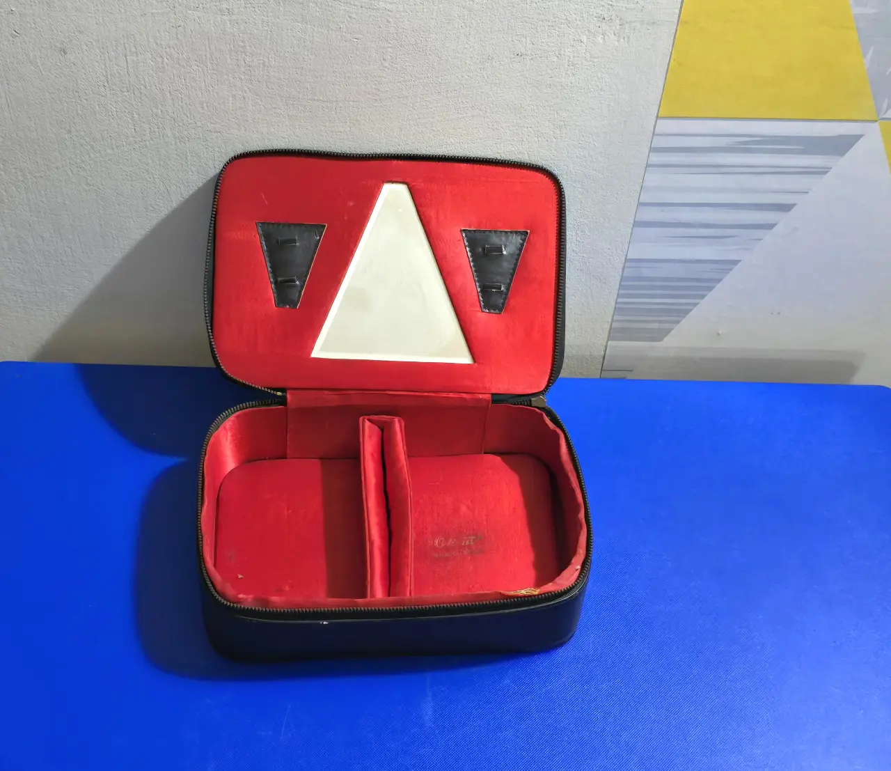 קופסת תכשיטים שחורה ריפוד אדום תוך הקופסה מידות 22\14\6