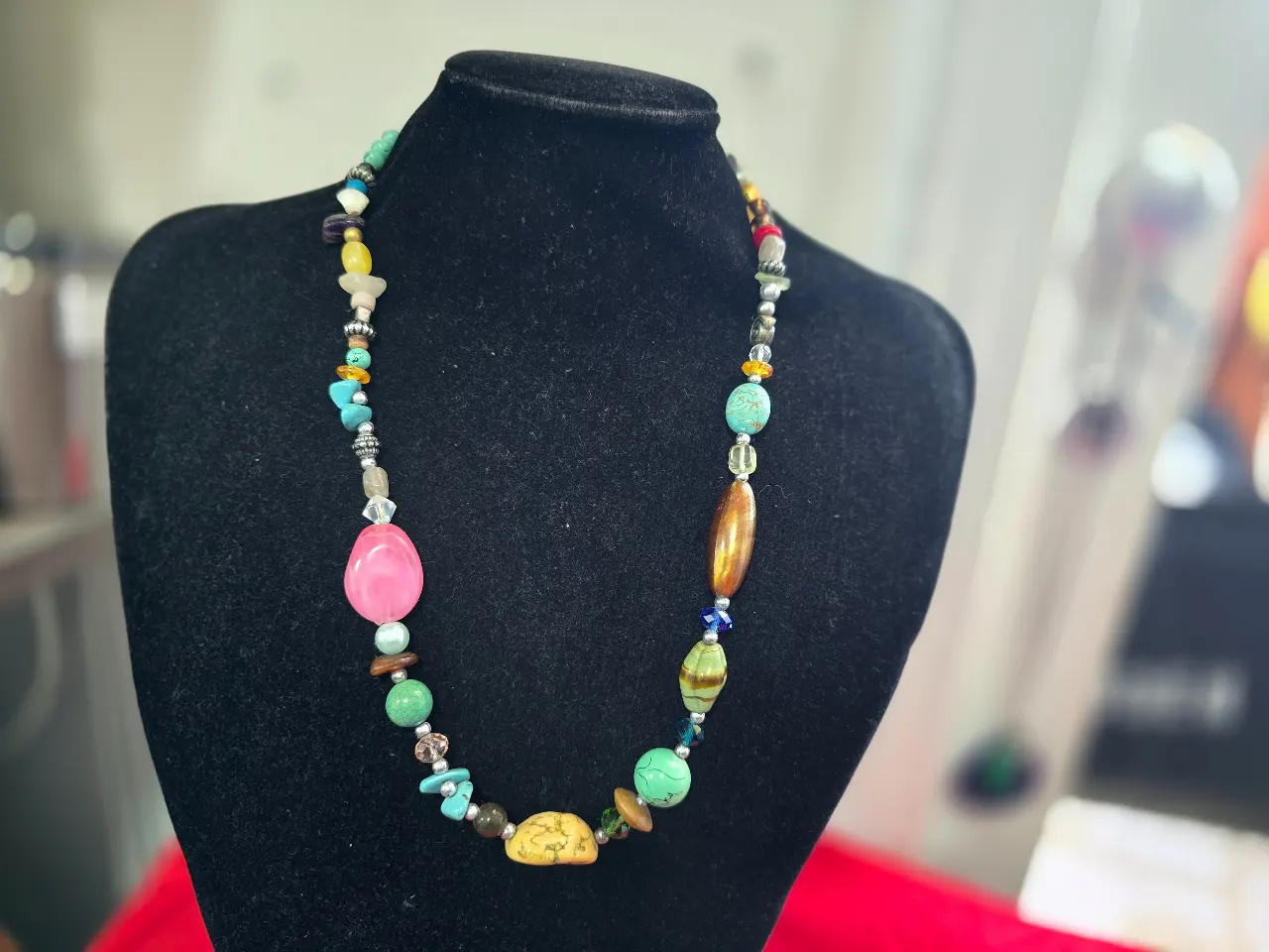 שרשרת עם אבנים טבעיות בצבעים שונים ובגדלים שונים השרשרת משלבת אבני אגת ..טורכיז..קוורץ ישנם גם אלמנטים ממתכת הפרדה בין האבנים