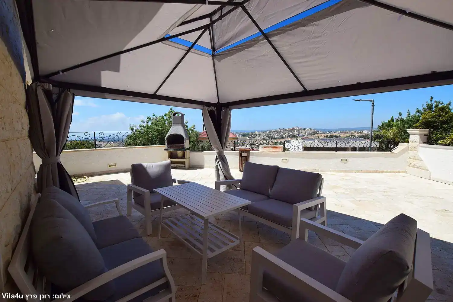 וילה בכפר ורדים