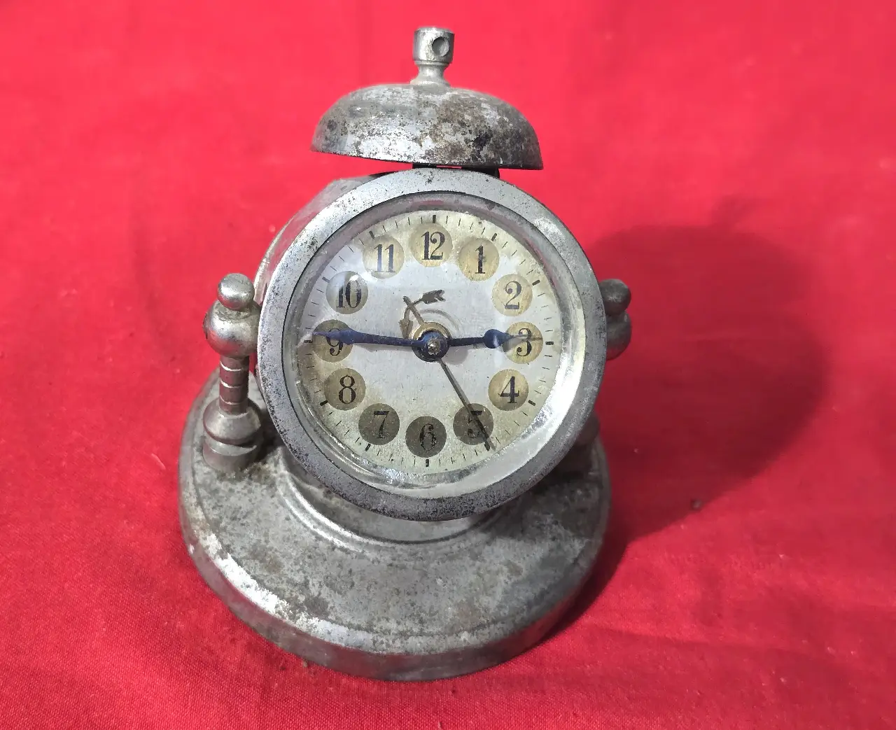 שעון עתיק שולחני מעורר שעונים כאלה שמשו כשעוני שולחן קטנים או למסעות לאספני שעונים ישנים