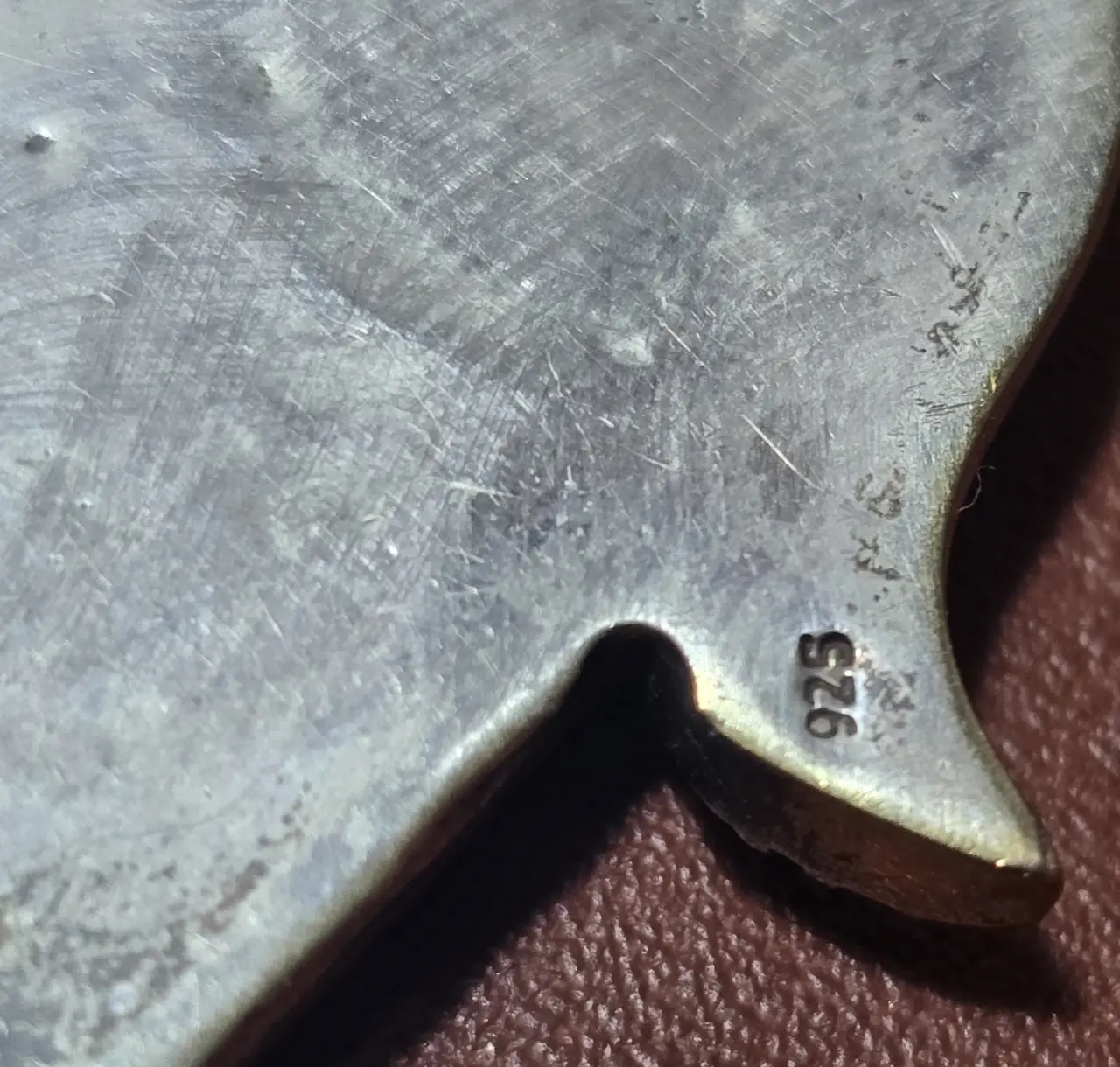 תליון חמסה כסף 925 חתום משובץ באבן אמרלד סינטטי ואבני סברובסקי בתחתית אבן רובי סינטוטית