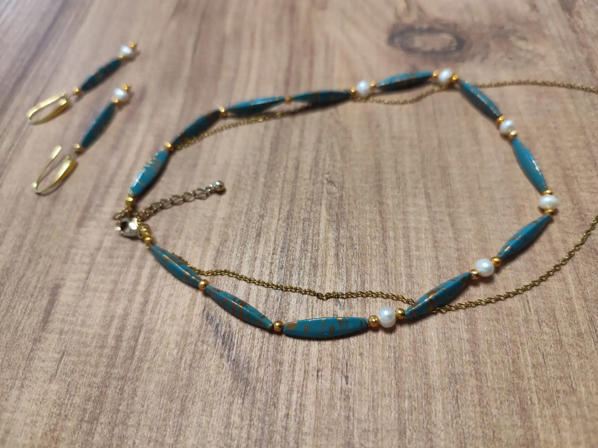 שרשרת כפולה עם עגילים חרוזי טרמופלסיק בשילוב פנינים אמיתיות