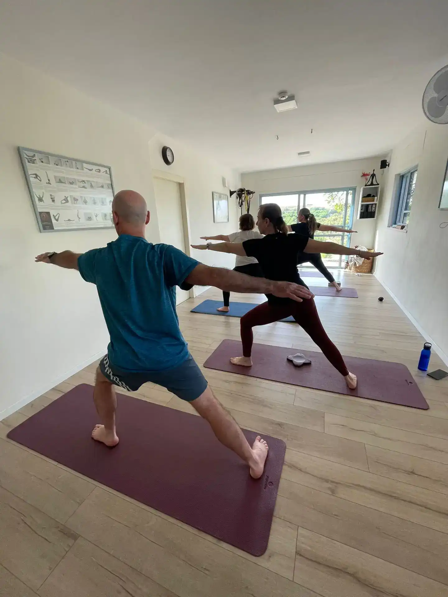 שיעור יוגה בסטודיו באווירה אינטימית ומעמיקה