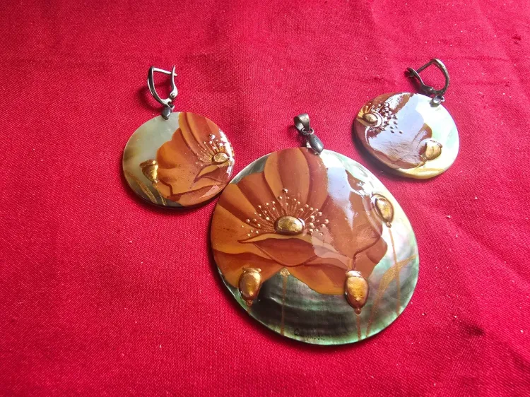 סט של תליון עגול וגדולבנוסף זוג עגילים תואם עשויים מאם הפנינה ובחזית אמייל