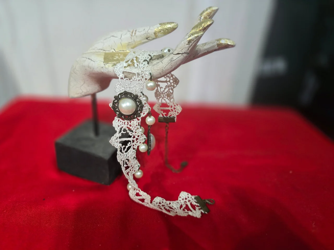 זוג שרשראות צ'וקר צמודות לצוואר שנהם מתחרה סגנון ויקטוריאני או גותי השרשרת הלבנה עשויה מתחרה לבנה בדוגמא גאומטרית שבחלק התחתון פנינים קטנות על גבי לולאות מתכת דקיקות התליון המרכזי משובץ בפנינה גדולה מעוטרת בהברונזה הצו'קר השחור מתחרה בדוגמת רשת עם סוגר ושרשרת הארכה כסוף