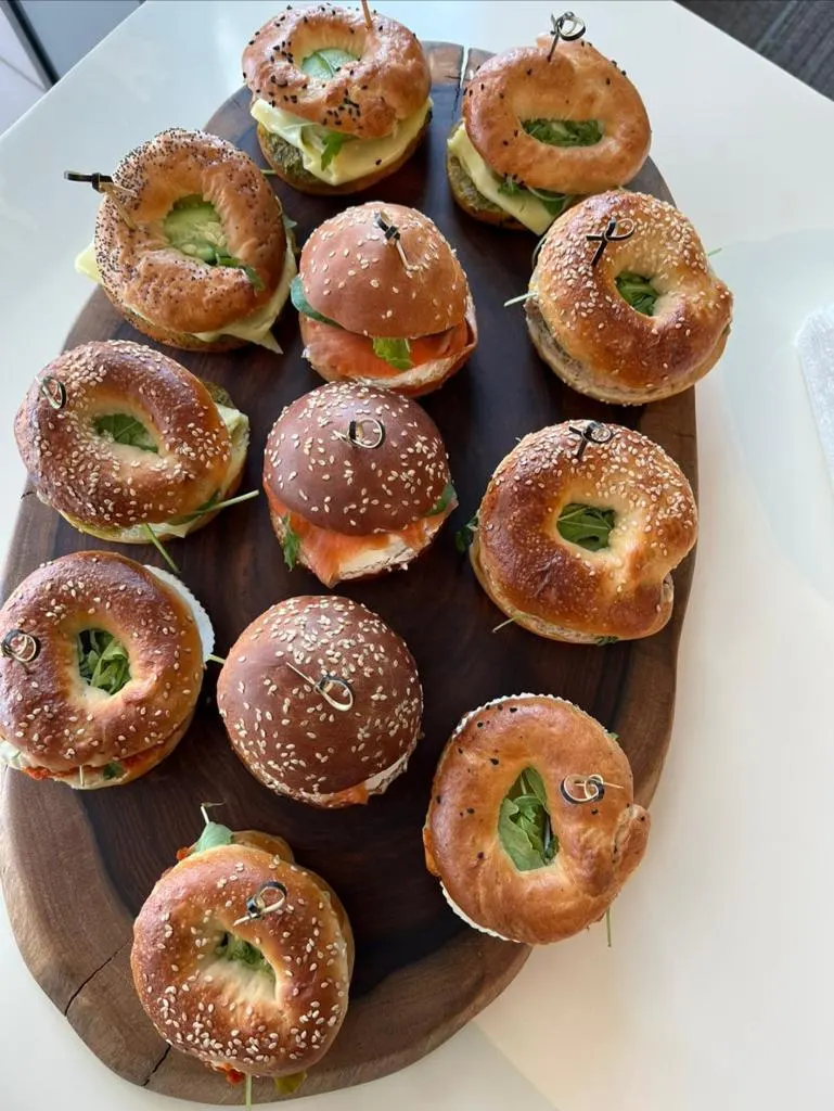 מגשי אירוח וכיבוד