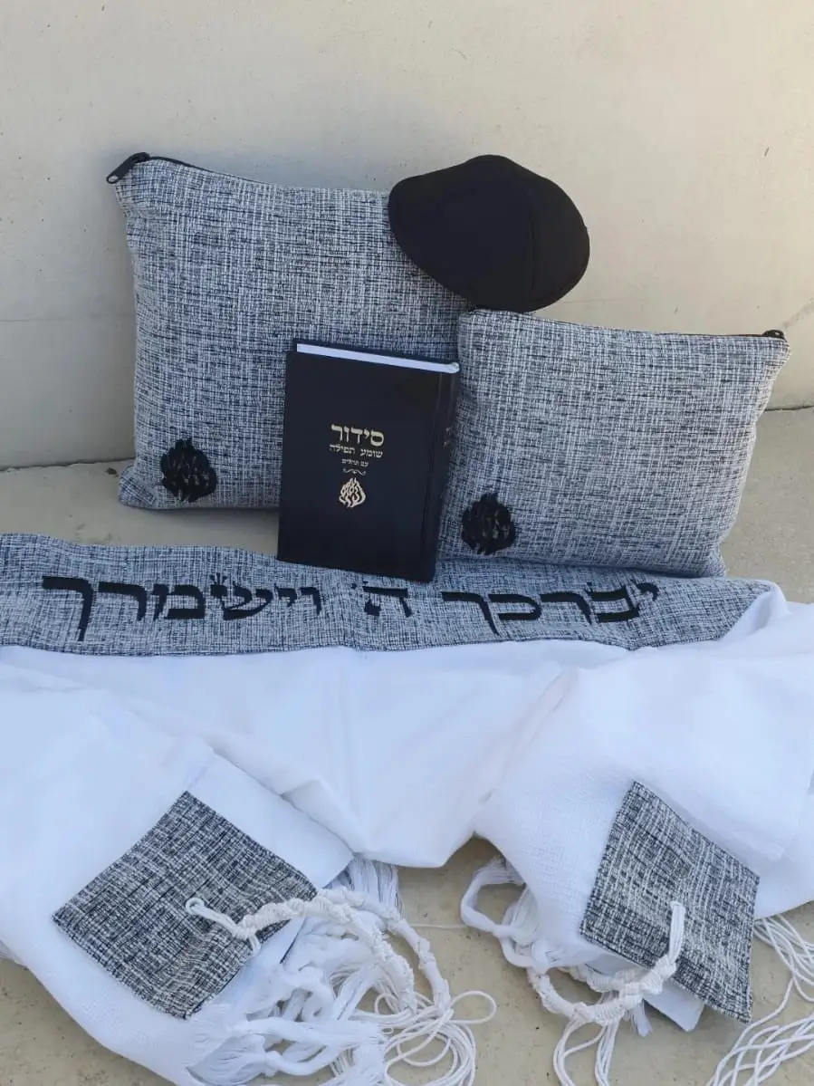 תיקי טלית ותפילין עם רקמת שם