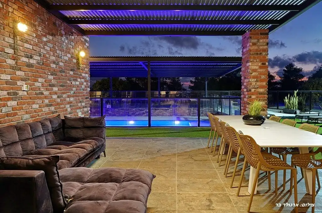 מתחם חוץ עם מנגל ופינות ישיבה