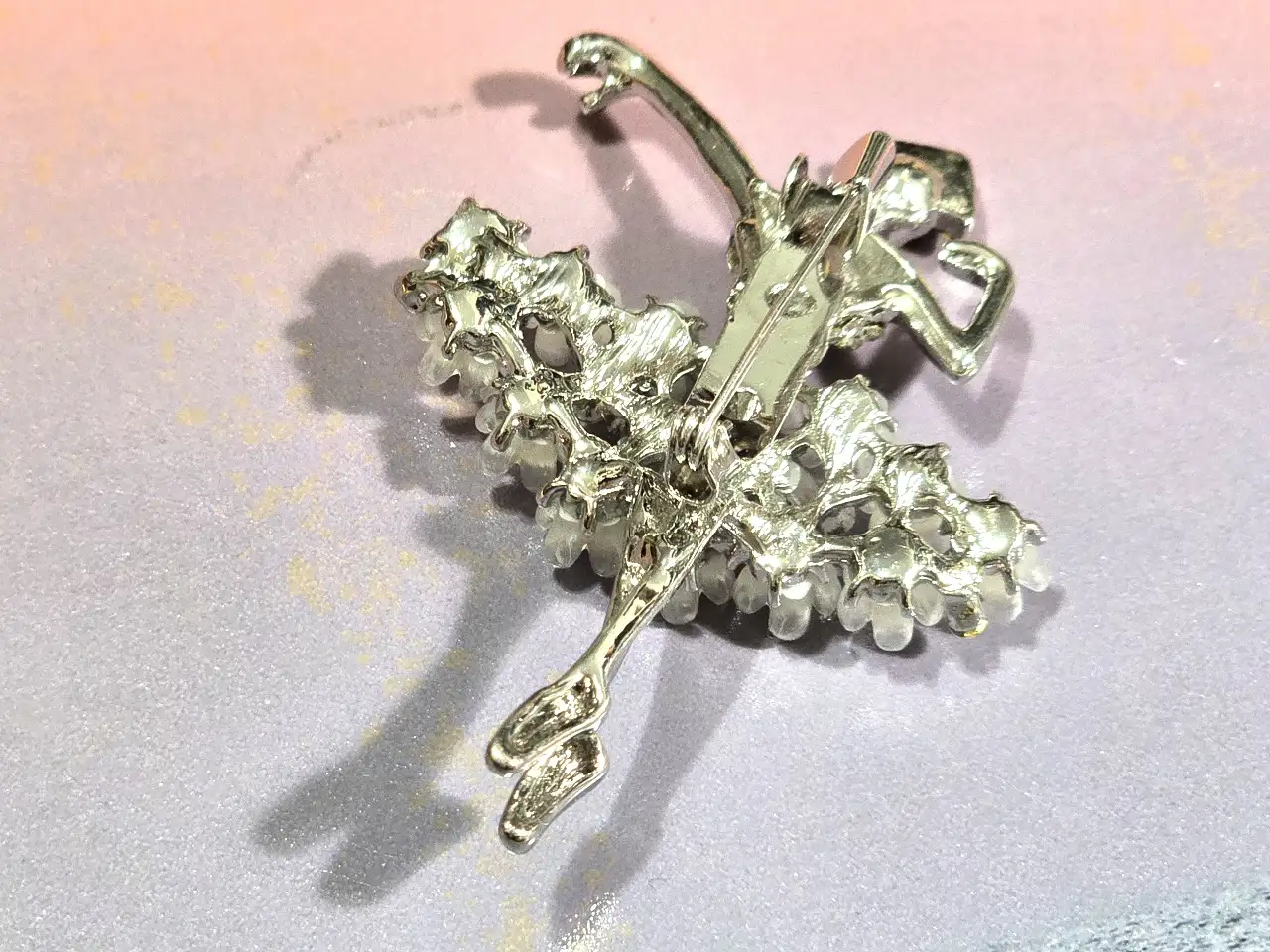 Brooch סיכה יפהפיה בצורת בלרינה אלגנטית, עם חצאית פרחים Tutu (טוטו), משובצת באבני קריסטל ומוכספת במלואה.
