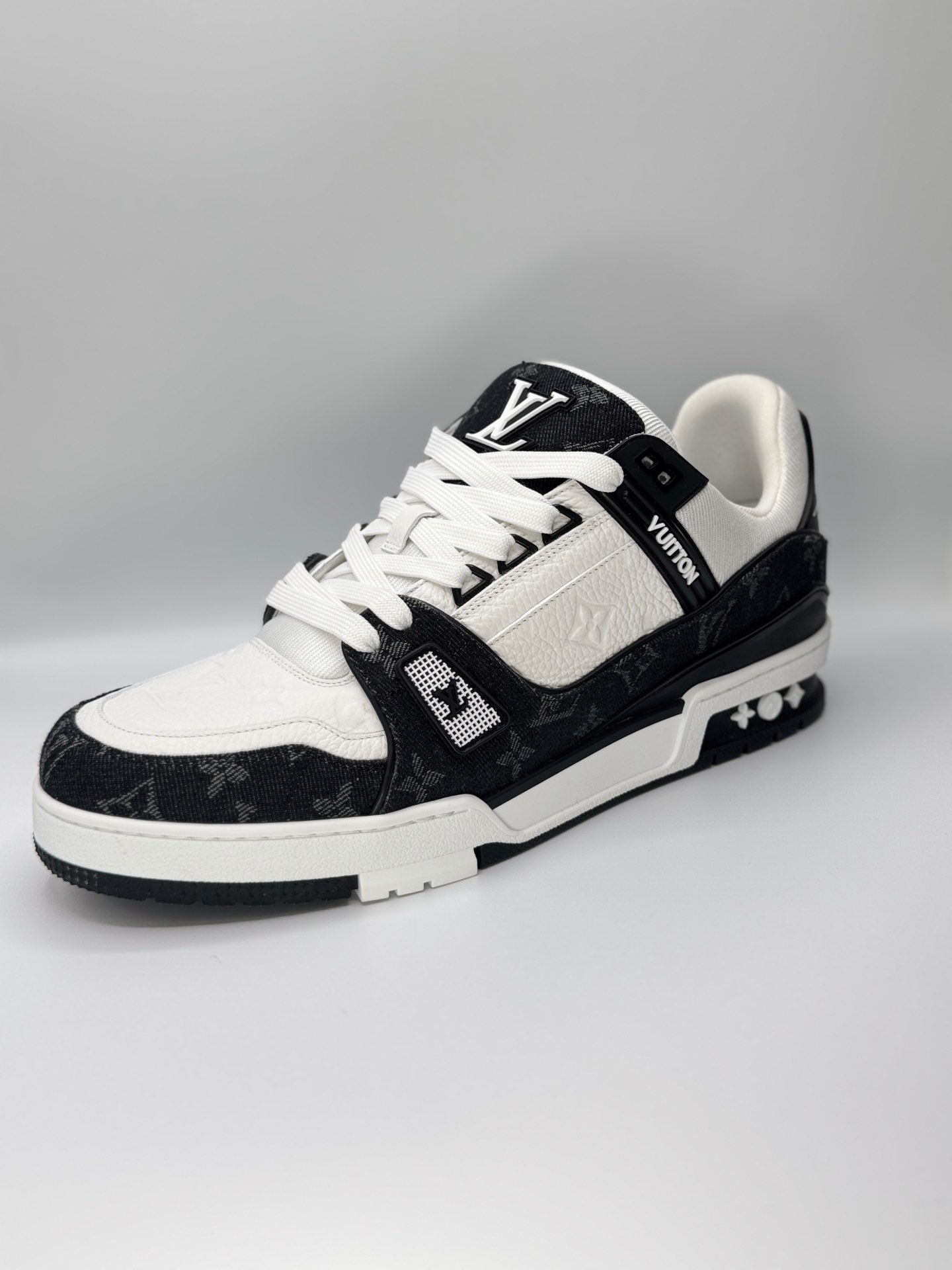 “Louis Vuitton LV “Trainer White Black