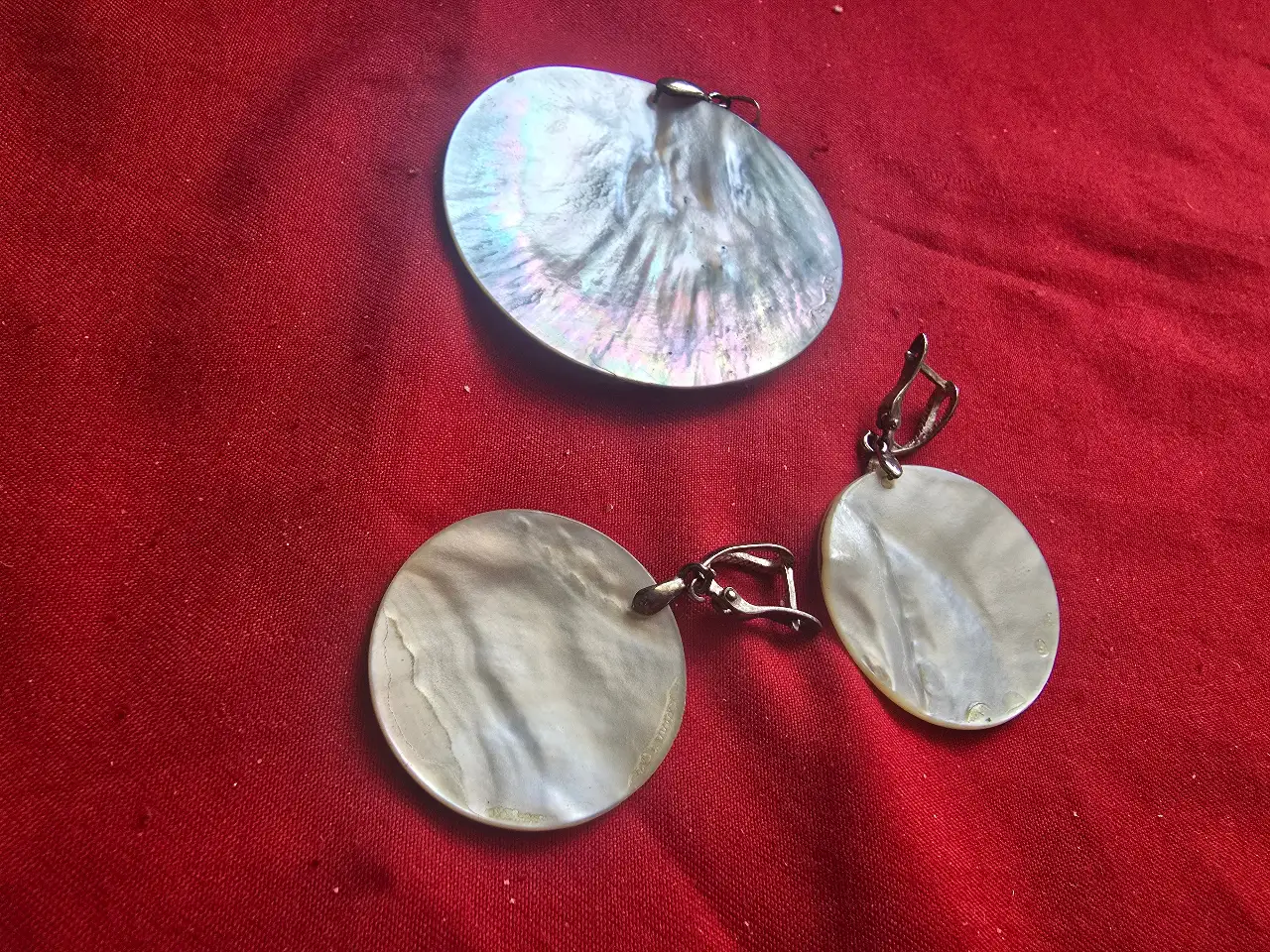 סט של תליון עגול וגדולבנוסף זוג עגילים תואם עשויים מאם הפנינה ובחזית אמייל