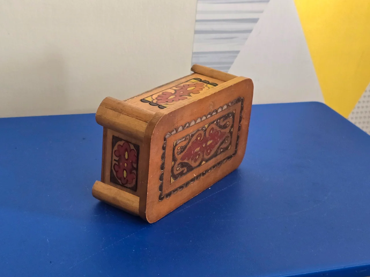 קופסת עץ וינטג' כנראה מזרח אירופה, מעוטרת בעבודת יד. על 4 רגליות קטנות.