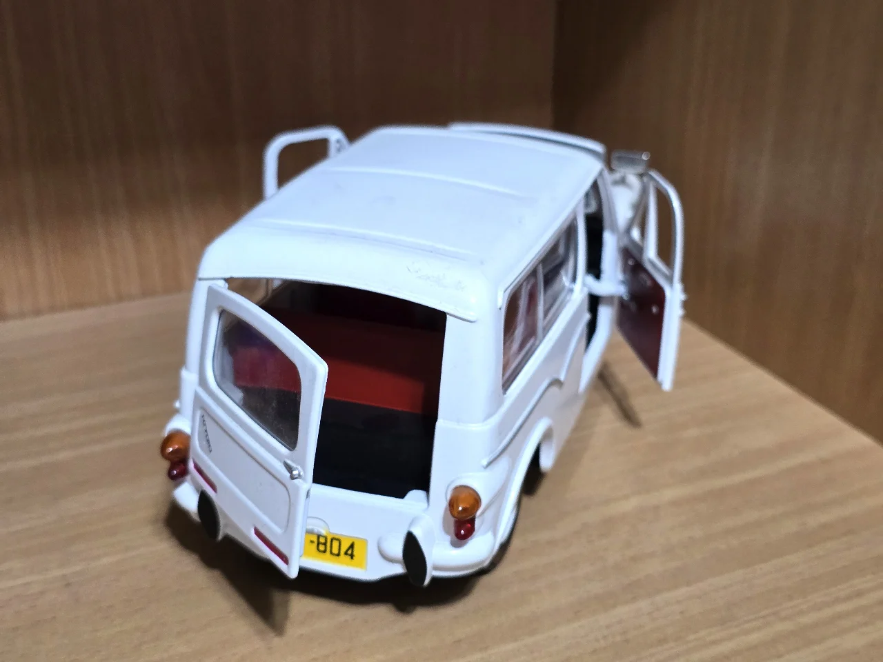 דגם מכונית סוסיתא קוביה מודל 1965, עשוי מתכת Dia-Cast ביחס 1/18, דלתות, מכסה מנוע ודלת אחורית נפתחים, 7x21x9 ס"מ