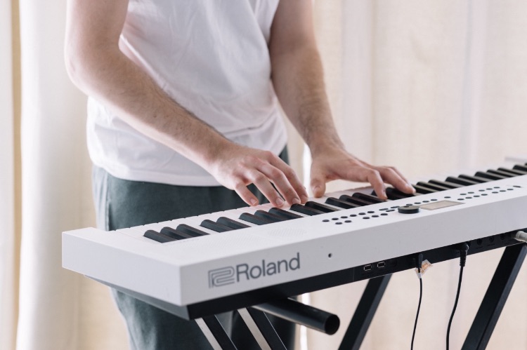 שיעור נגינה בעץ אפרים – מוזיקה כחוויה אישית  (שעה)