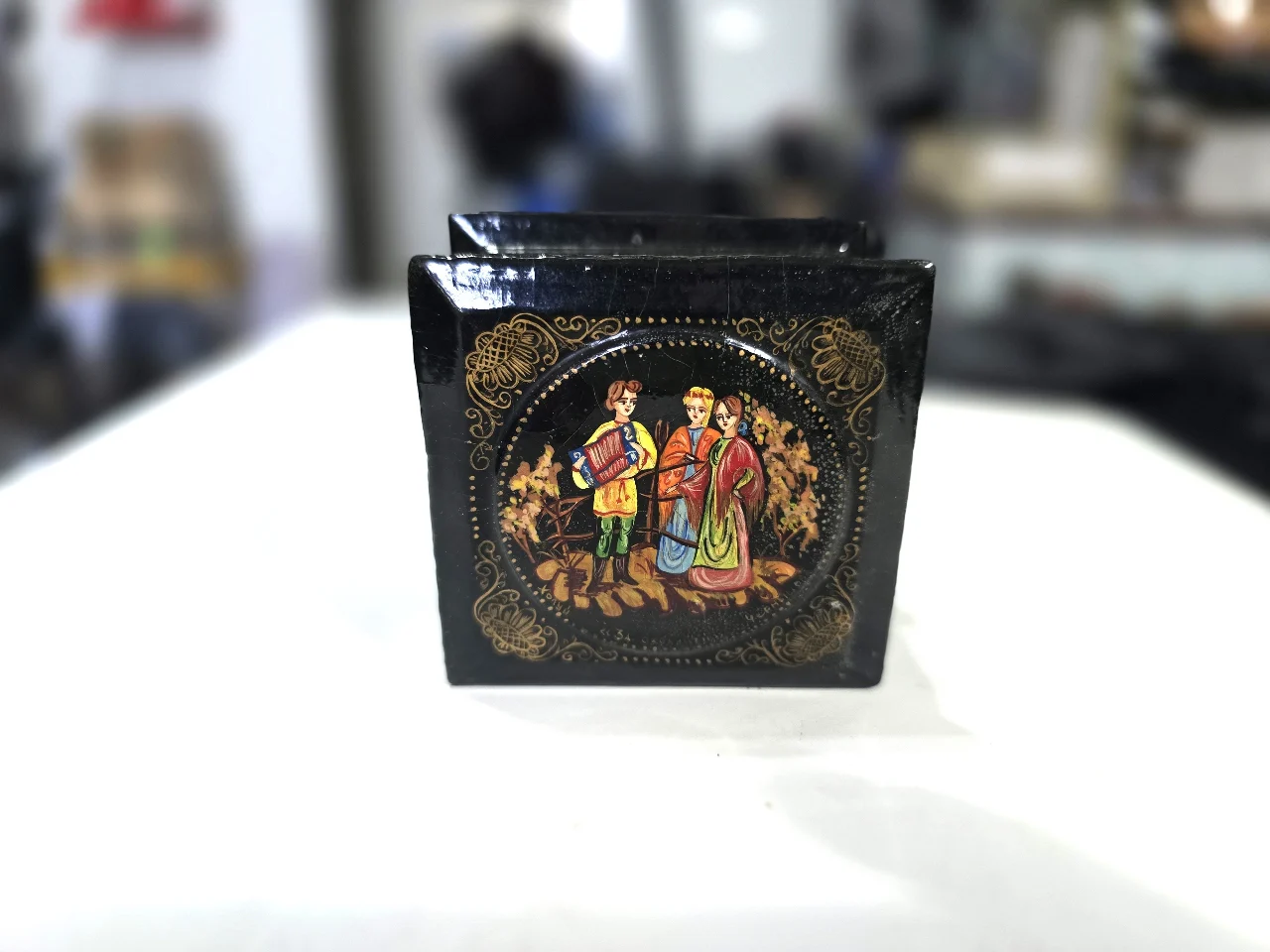Kholui Холуй חולוי קופסת לכה רוסית papier mache, חתומה ע"י האמנית.
