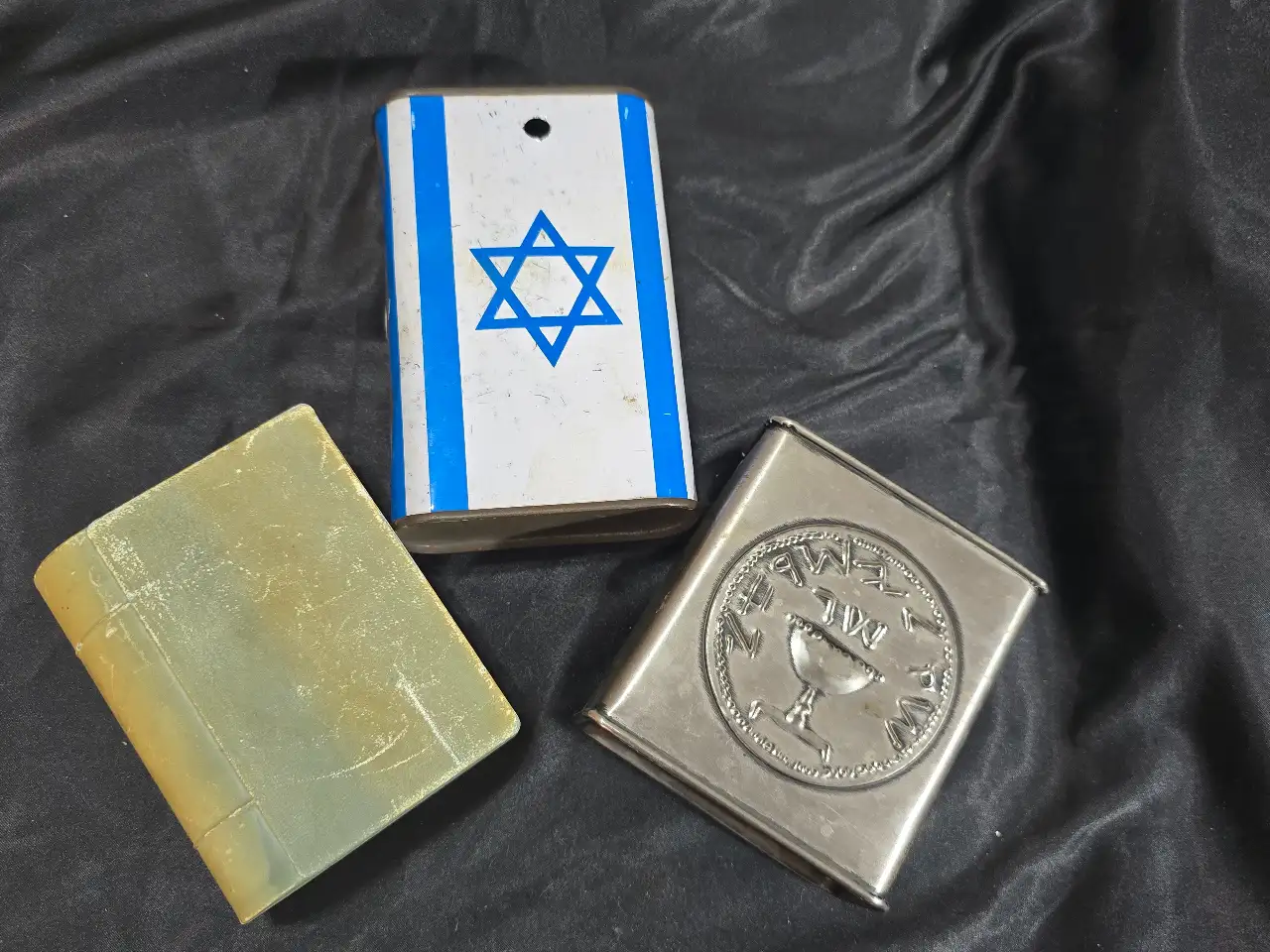 לוט 2 קופות ישנות, אחת דוגמת קק"ל, השנייה בדוגמת מטבע עתיק מוטבע-ללא אפשרות נעילה בחלק התתון,גובה 10.5 ו 14 בהתאמה ובנוסף דן חסכן פלסטיק