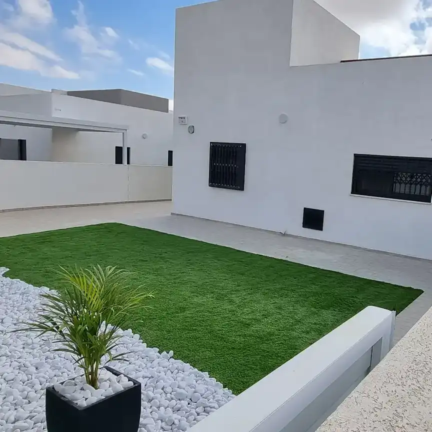  התקנת דשא סינטטי