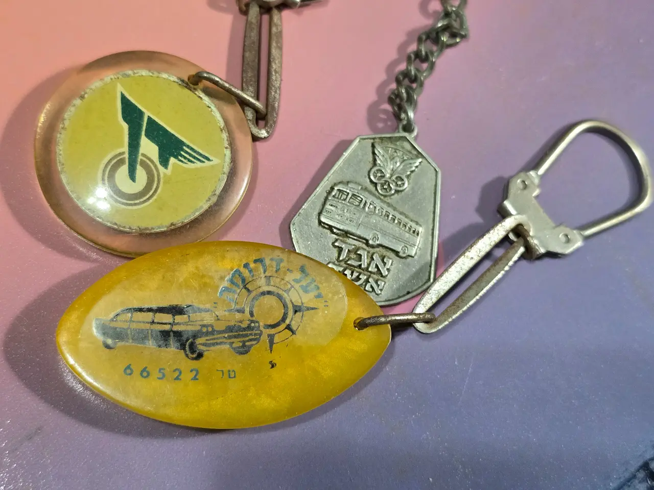 לוט של שלושה מחזיקי מפתחות ישנים מאד "דן"  "אגד"    "מוניות יעל דרומה"