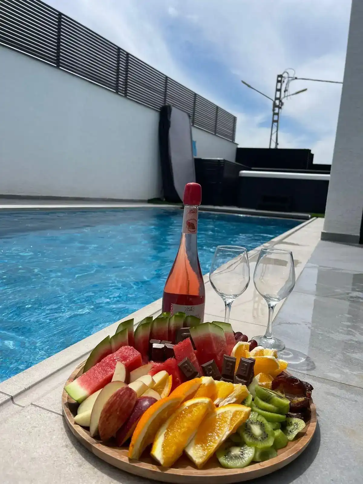 בריכה מחוממת ומקורה