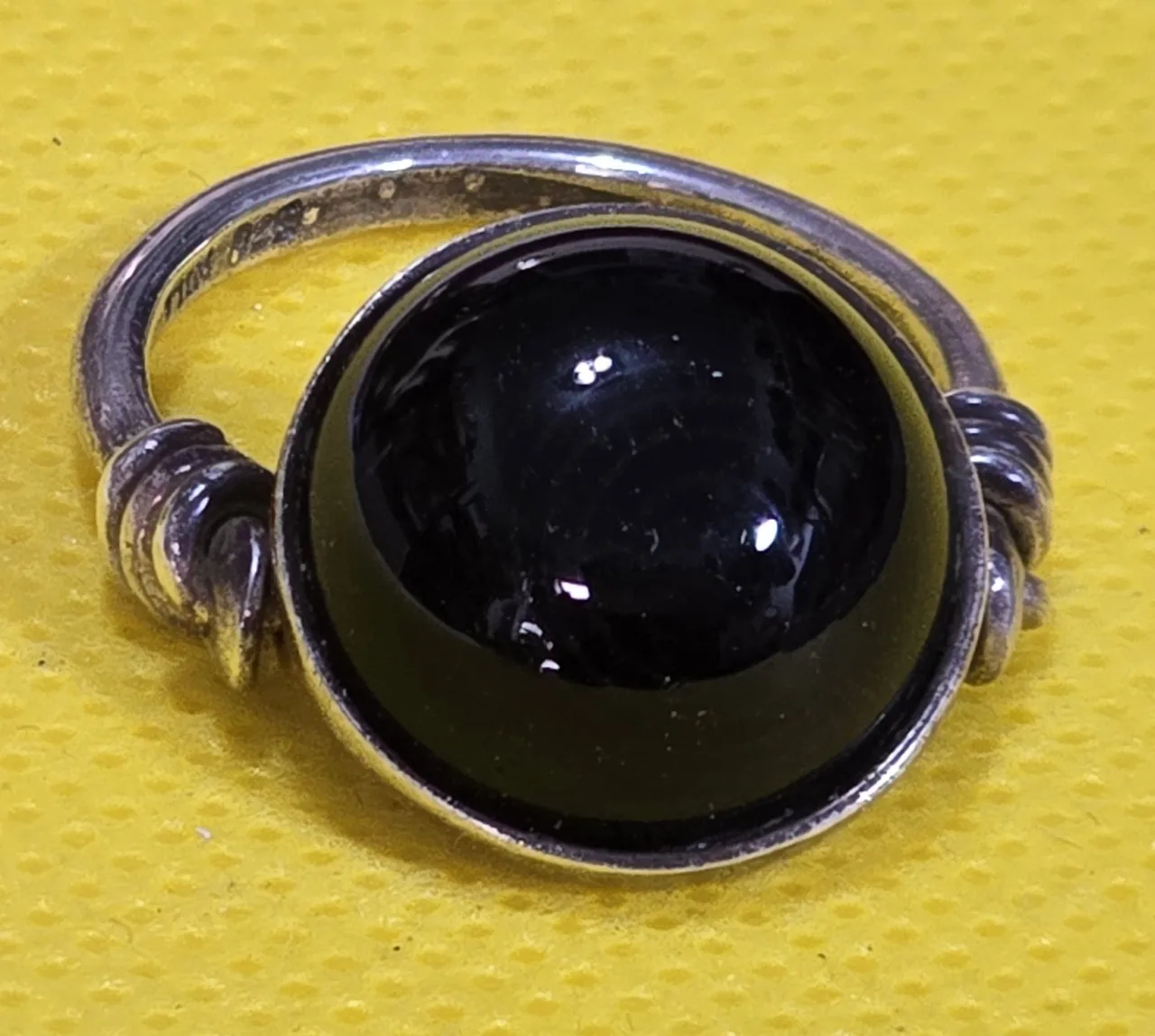 טבעת כסף עם שיבוץ של אבן אוניקס עגולה מידה 8