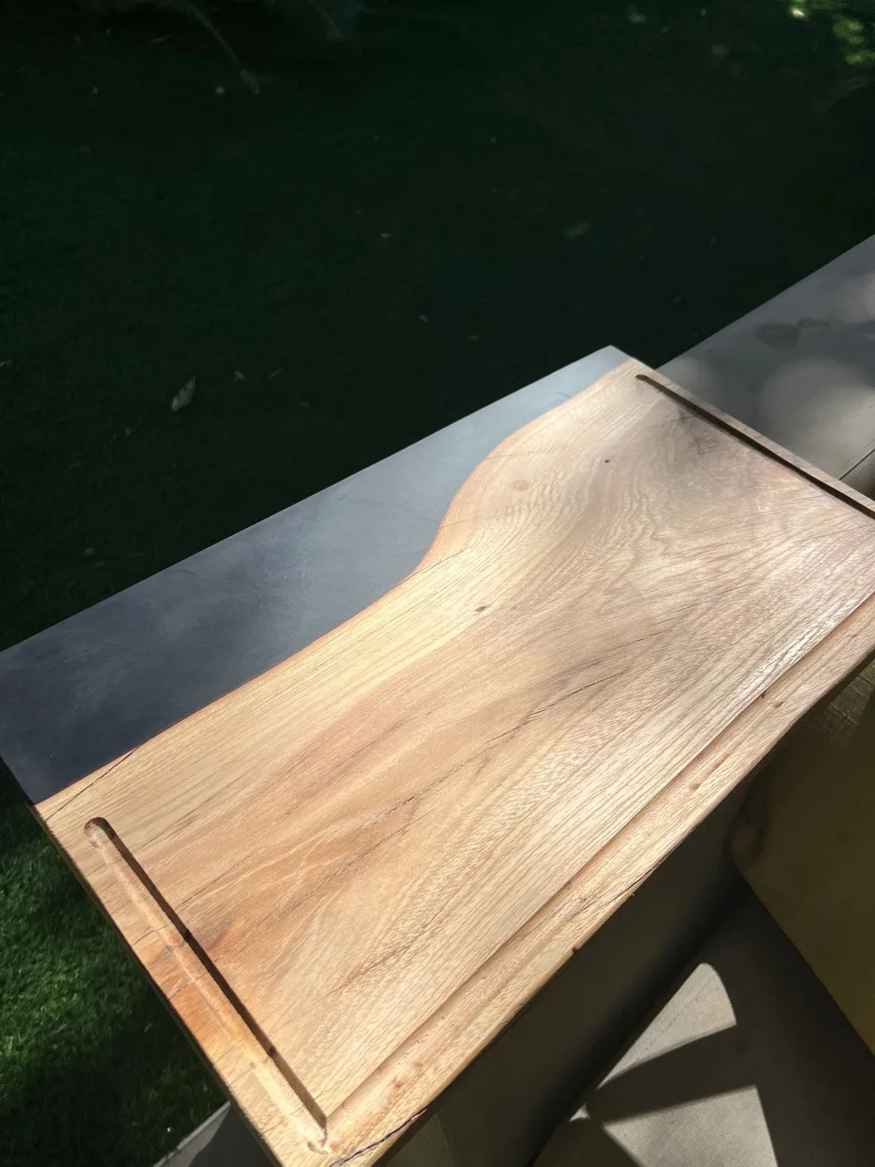 בוצ'ר עץ שיטה עם אפוקסי שחור