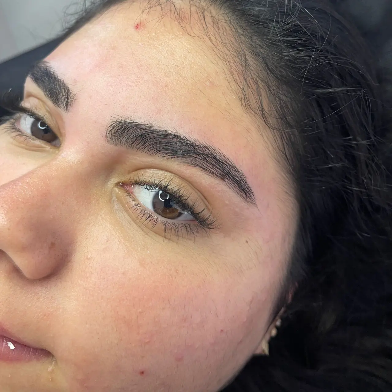 עיצוב גבות טבעיות