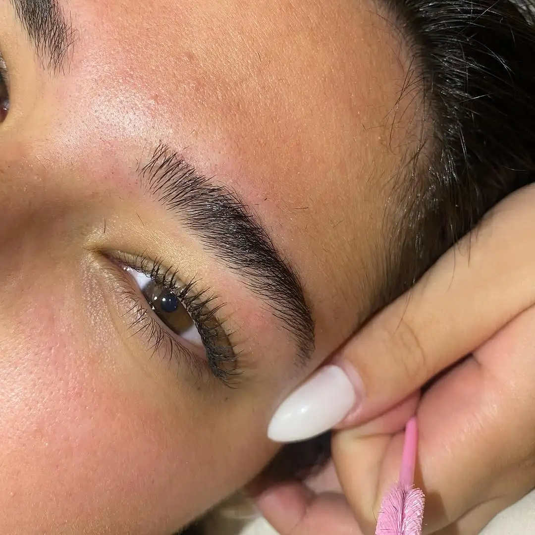 עיצוב גבות טבעיות