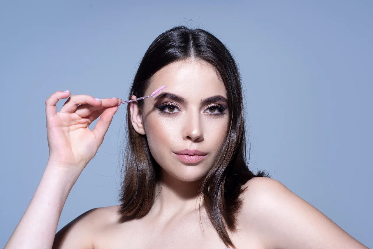 סידור גבות בטירת הכרמל – ניקוי וצורה מדויקת