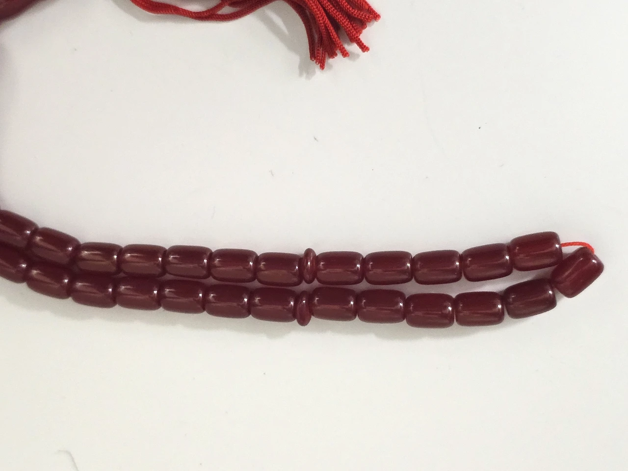 שרשרת מסבחה ישנה עשויה 33 חרוזי זכוכית דמויי ענבר. אורך פתוח כ-45 ס"מ