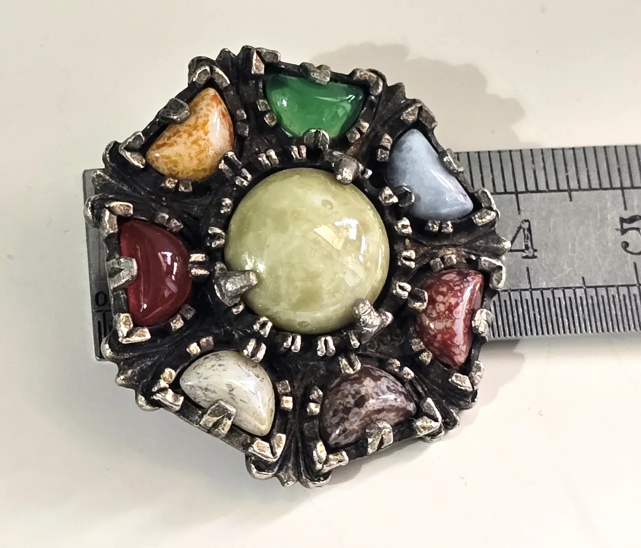 סיכה אנגלית גדולה יפהפיה ומסיבית, וינטג', משובצת באבנים צבעוניות מלוטשות