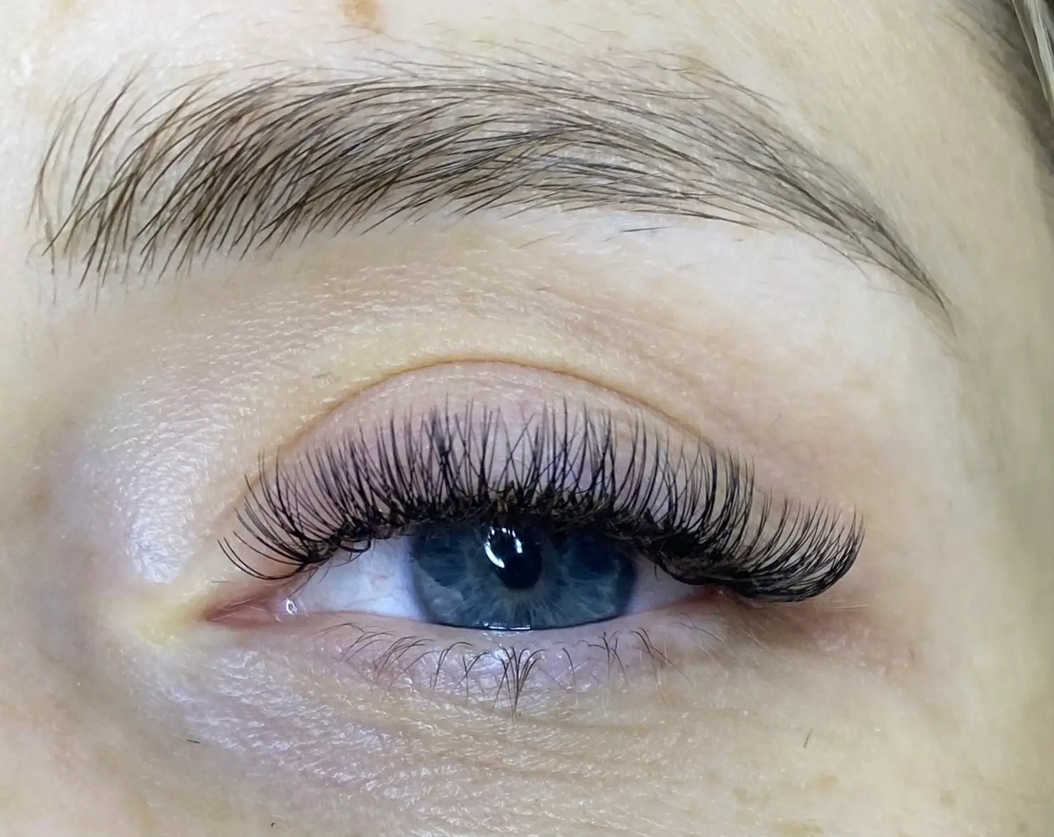 שיקום הריסים הטבעיות בעזרת הלחמה קלאסית