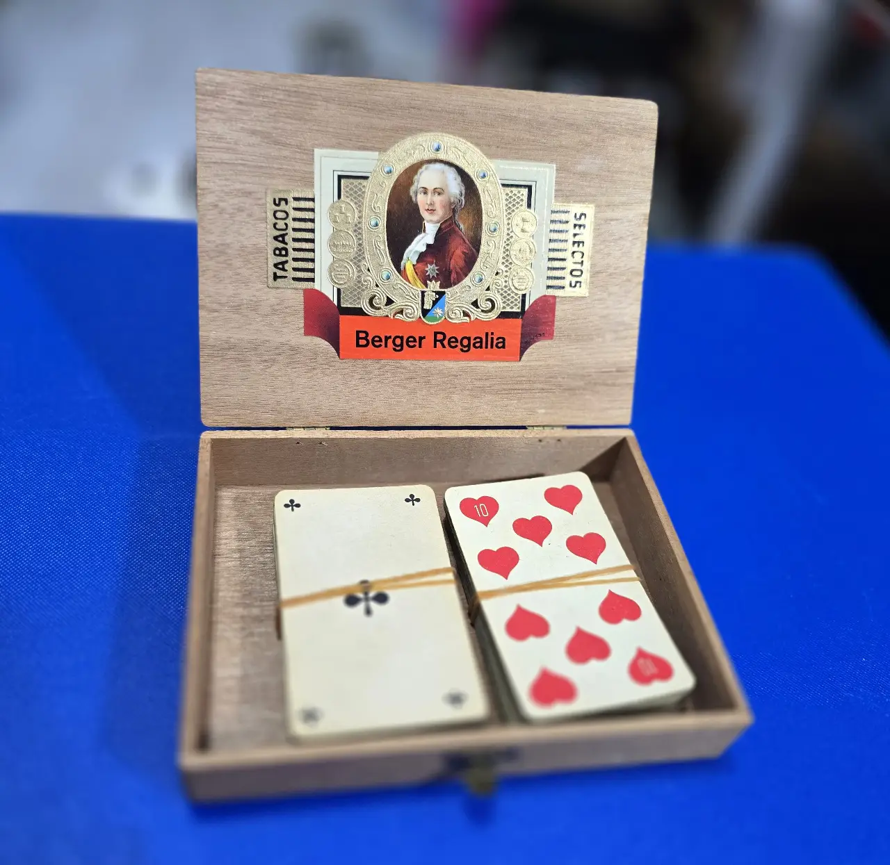 קופסת עץ שנועדה לסיגריים עם קפים ישנים מאד פריחט אספני