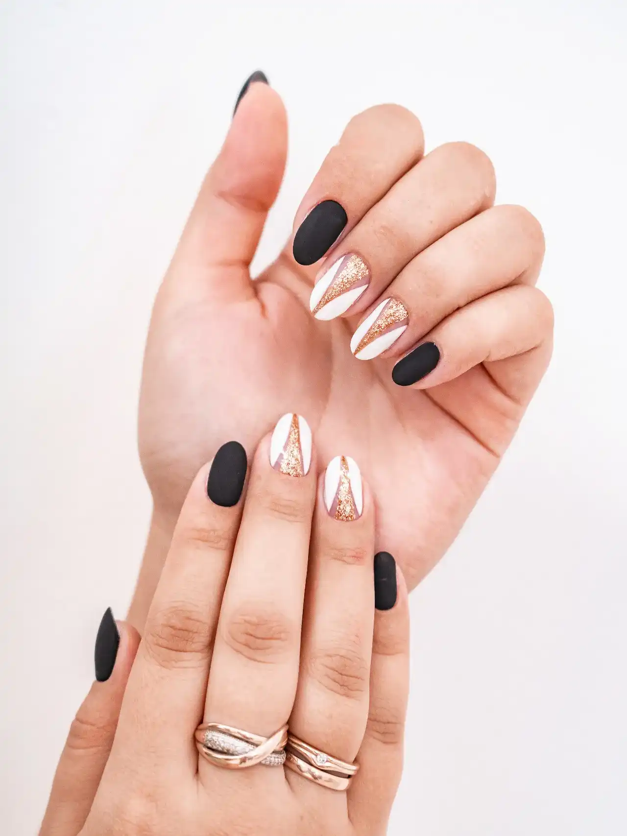 הדבקת ציפורניים בבאר שבע – מראה מושלם תוך דקות