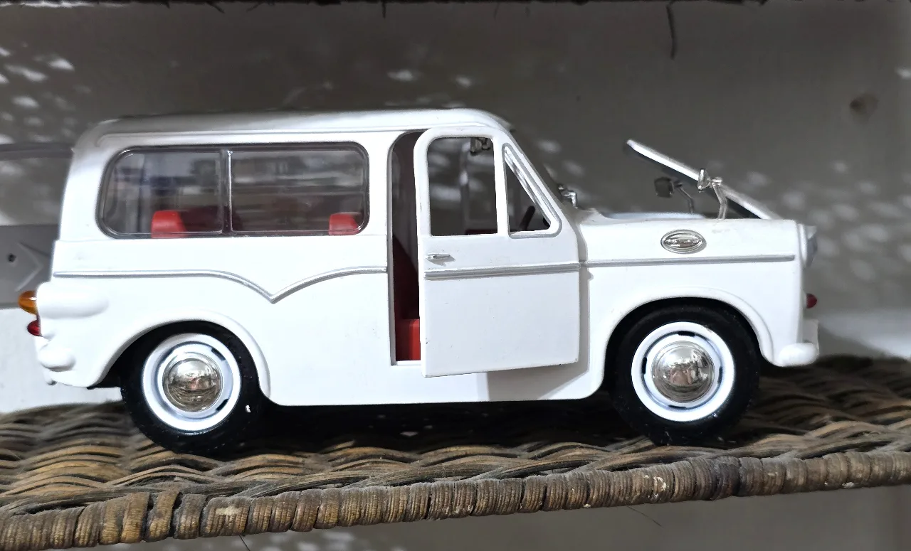 דגם מכונית סוסיתא קוביה מודל 1965, עשוי מתכת Dia-Cast ביחס 1/18, דלתות, מכסה מנוע ודלת אחורית נפתחים, 7x21x9 ס"מ