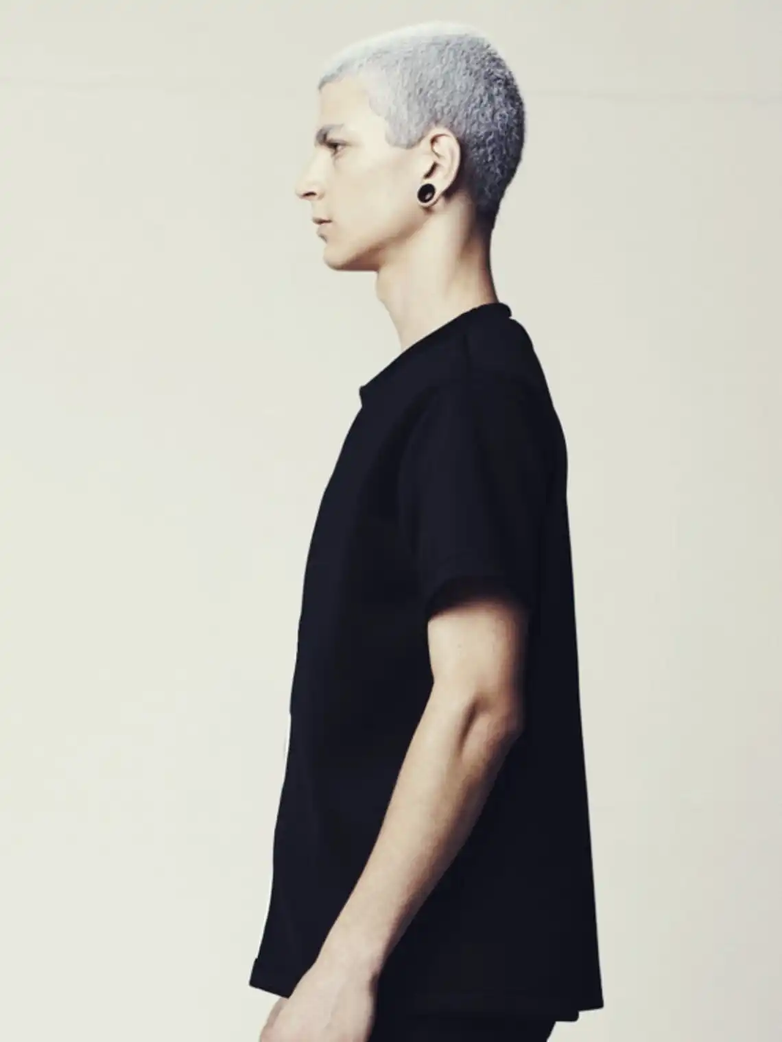 חולצת סקובה שחורה לגברים: טי שירט מינימליסטית עם פסים ושרוול קצר