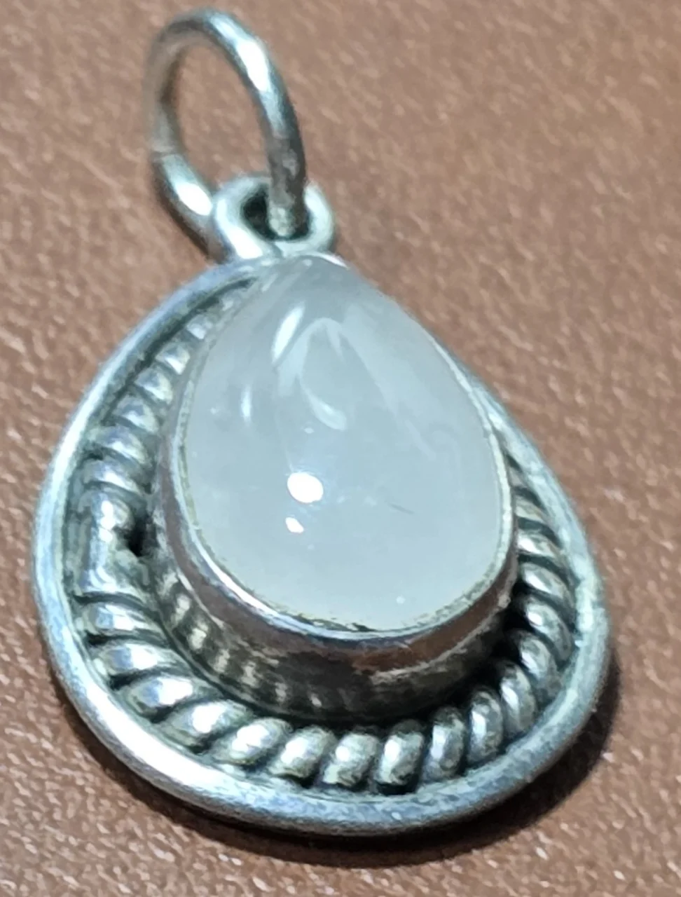 תליון כסף 925 חתום עם שיבוץ אבן קוארץ חלבי מידות 2X1.5 ס"מ