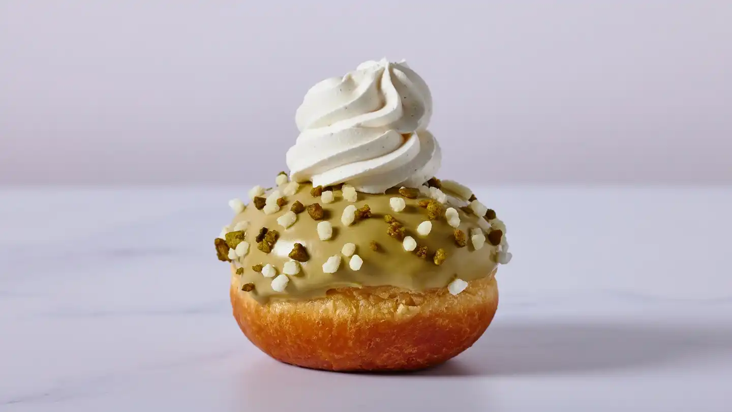 סופגניה פיסטוק קראנץ' שוקולד לבן  סופגניה פיסטוק קראנץ' שוקולד לבן