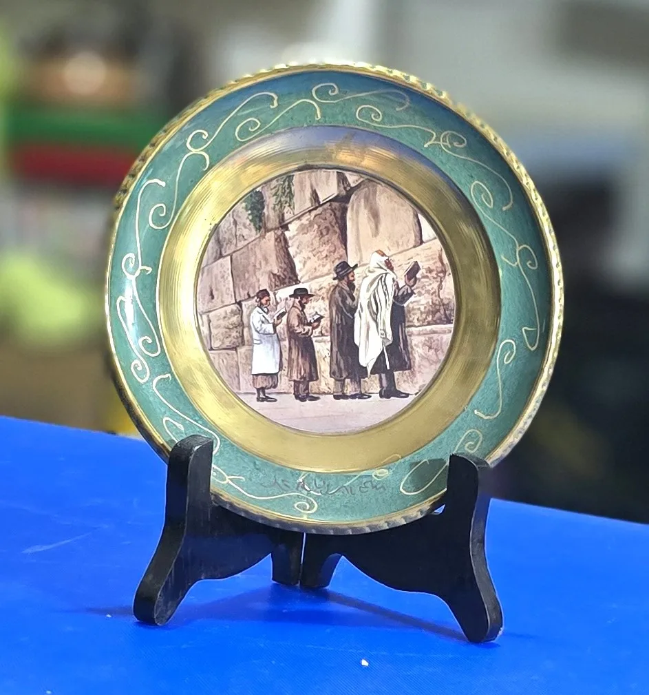 צלחת תליה ישראלית קטנה שנות ה60 עשויה נחושת מעוטרת הדפס מתפללים בכותל חתומה נושאת בול מס קניה מצב מצוין קוטר 14.5