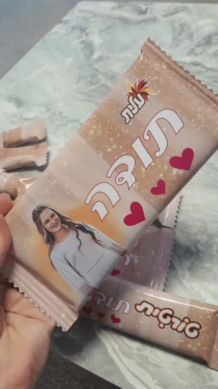 כוס עם שוקולדים ממותגים