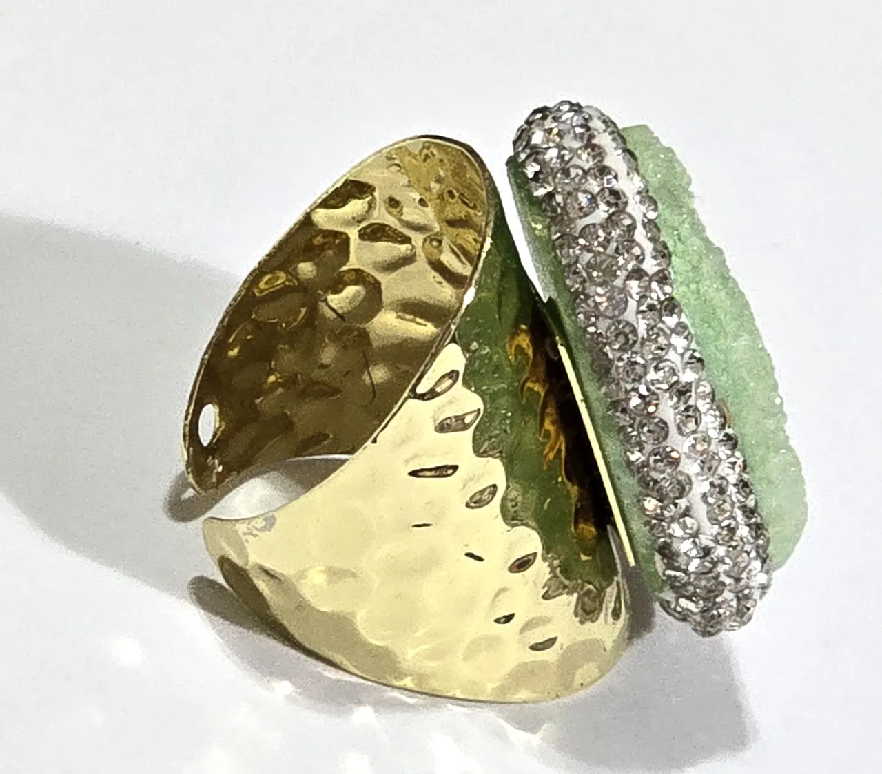 טבעת מדהימה בעבודת יד! משובצת באבן מחוספסת נוצצת גבישית בצבע ירוק