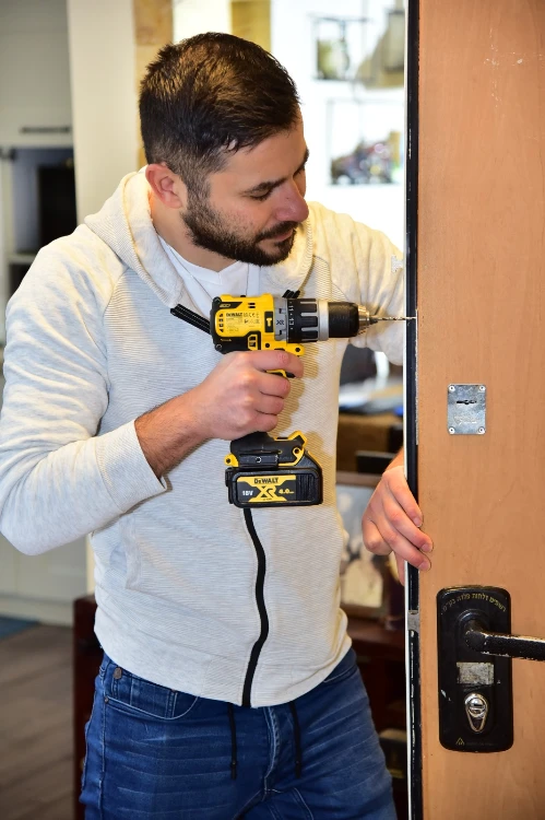 התקנת מנעול כספת עליון בדלת