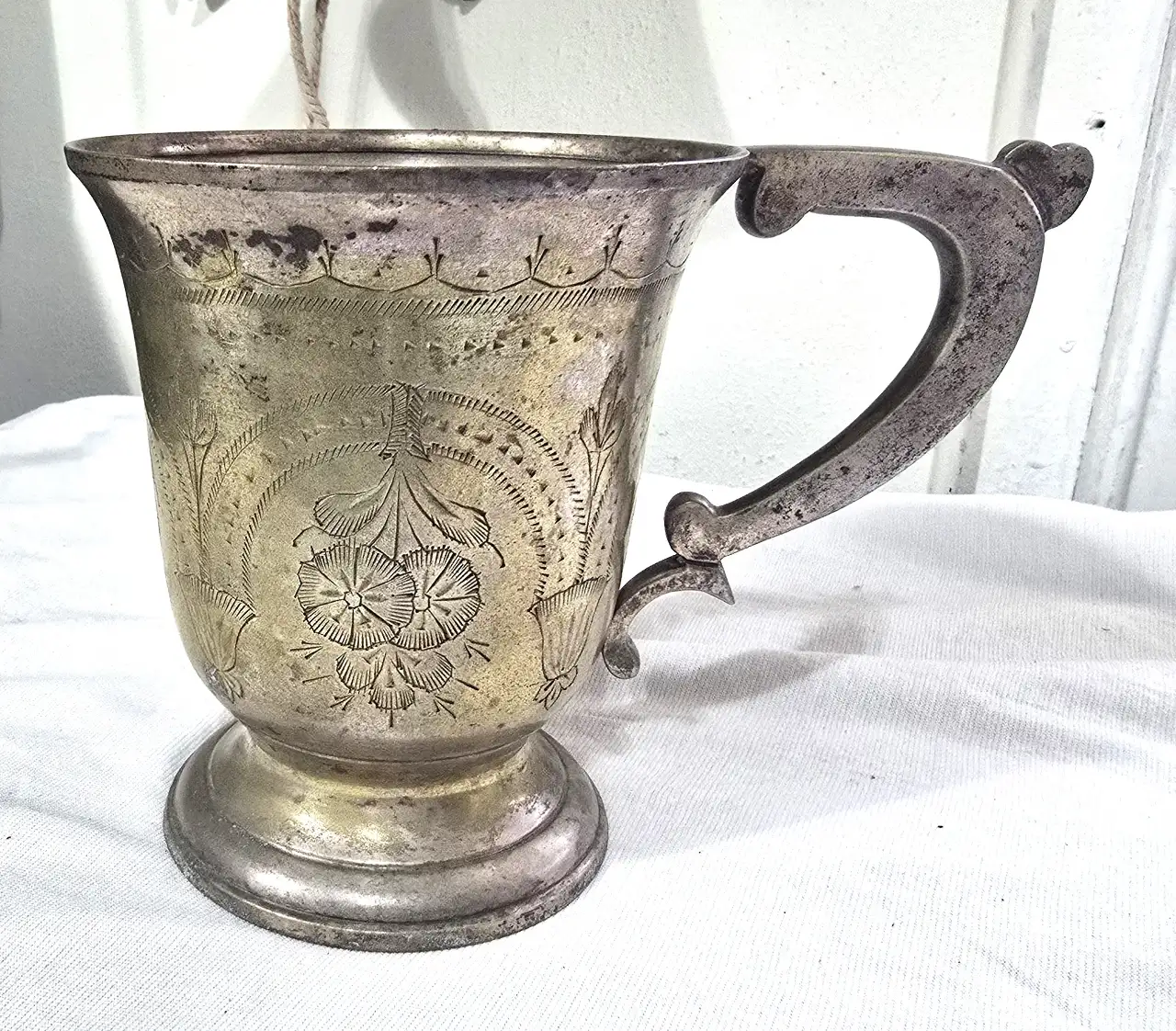 ספל מתכת וינטג' עם עיטורי פרחים נא לשים לב בתמונות למצב הפריט ! מידות: 	15.5 x 12.5 ס"מ