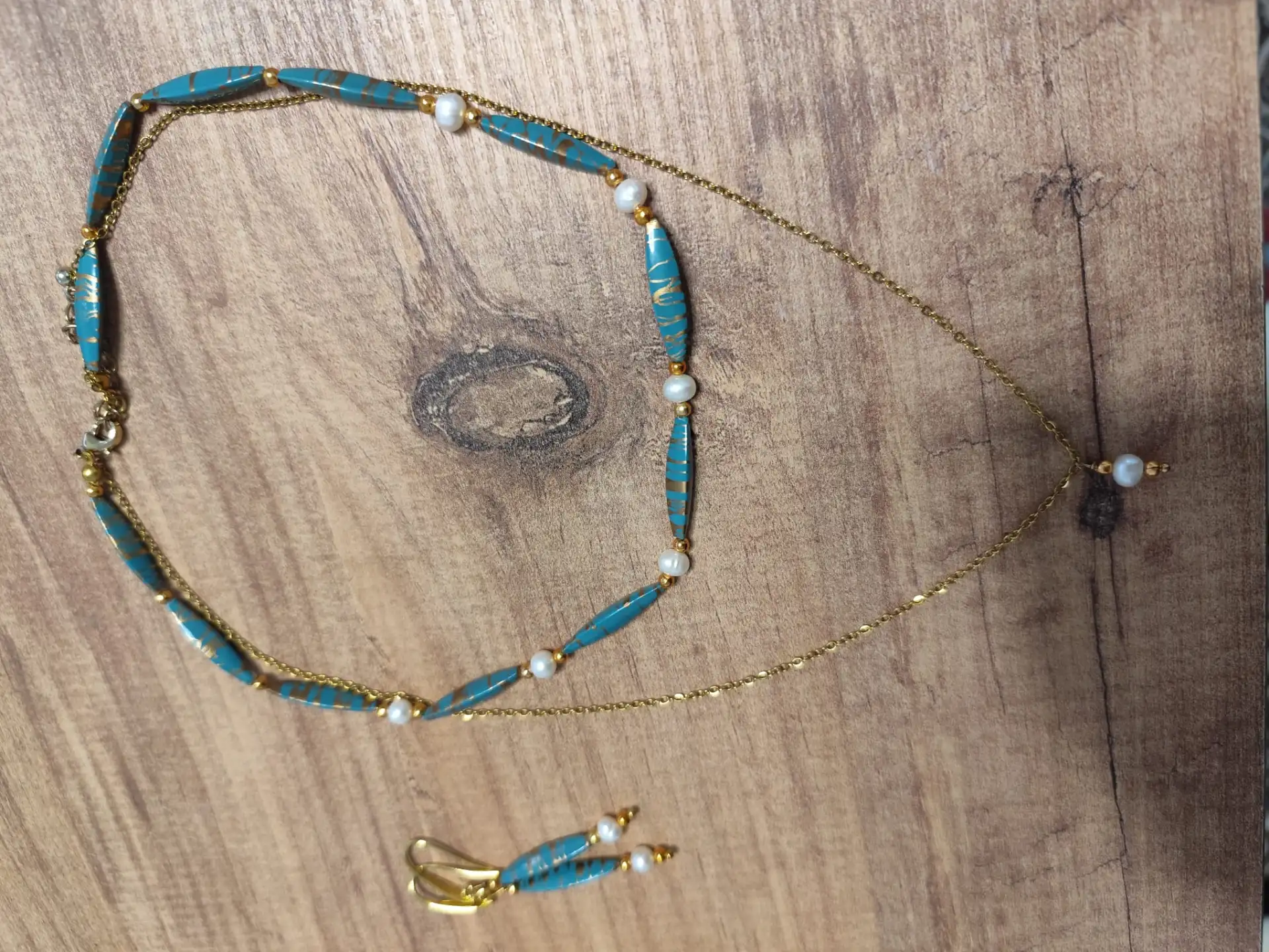 שרשרת כפולה עם עגילים חרוזי טרמופלסיק בשילוב פנינים אמיתיות