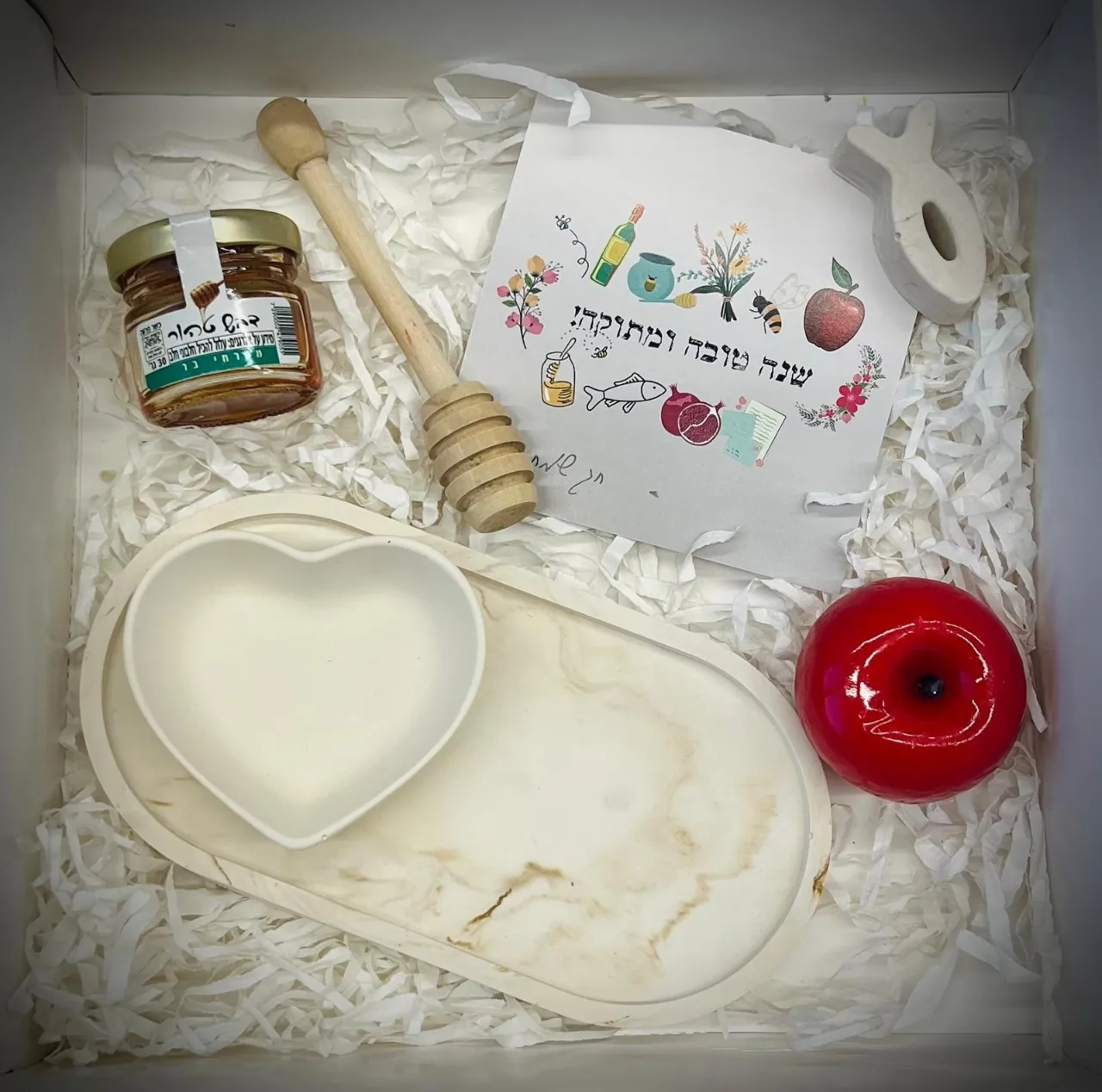 מארז הכולל מגש אובלי ולב, אגרת שנה טובה, דבש מקל ותפוח