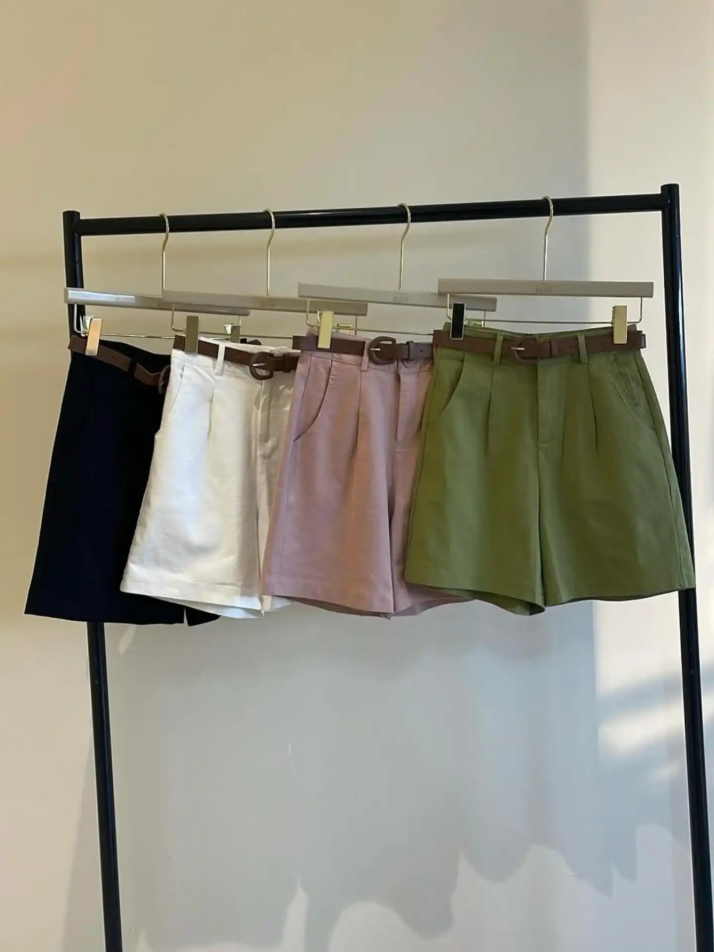 מכנס קצר בשילוב חגורה