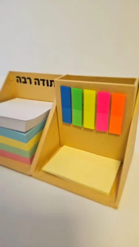 מעמד לדפי ממו קוביה כולל מקום לעטים