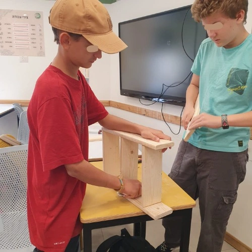 שיעורי נגרות בבתי ספר ומתנ"סים