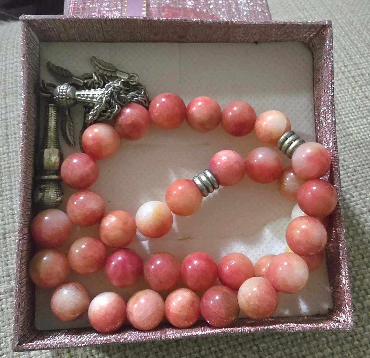 מחרוזת תפילה9 מחרוזת תפילה איסלמית מסבחה בעלת 33 חרוזים כולל אימאם בצבעים ורוד עשויה מאבני מחרוזת תפילה איסלמית מסבחה בעלת 33 חרוזים כולל אימאם בצבעים ורוד עשויה מאבני רודוכרוזיט ורדרד טבעיות ומשולבת באלמנטים של מתכת כולל גדיל מתכת מעוטר בקצה   ורדרד טבעיות ומשולבת באלמנטים של מתכת כולל גדיל מתכת מעוטר בקצה   מסבחה בעלת 33 חרוזים כולל אימאם בצבעים ורוד עשויה מאבני רודוכרוזיט ורדרד טבעיות ומשולבת באלמנטים של מתכת כולל גדיל מתכת מעוטר בקצה