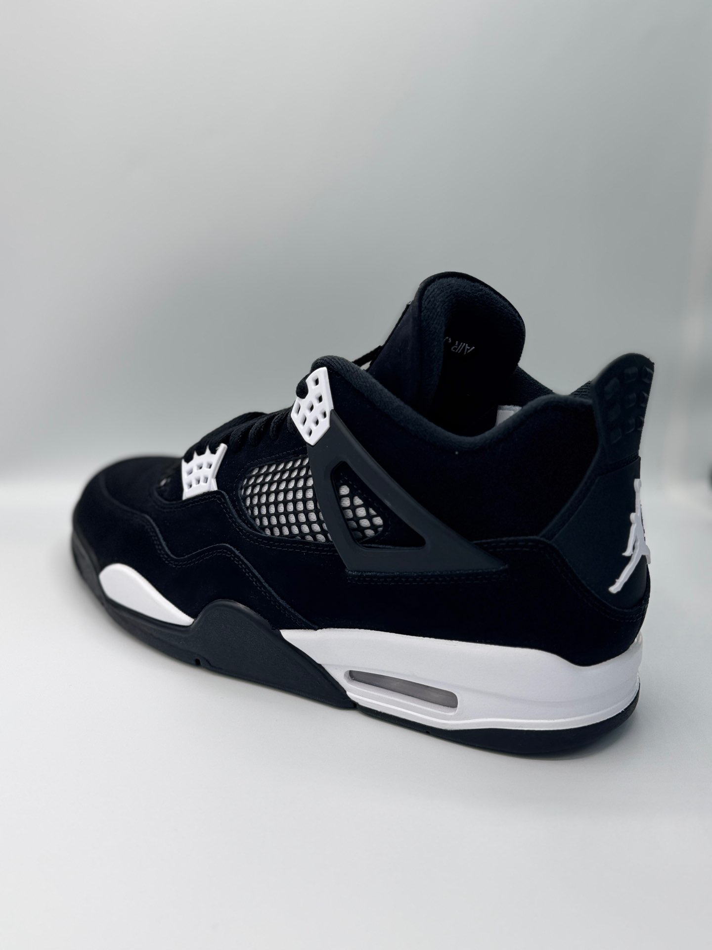 Jordan 4 Retro“ White Thunder”