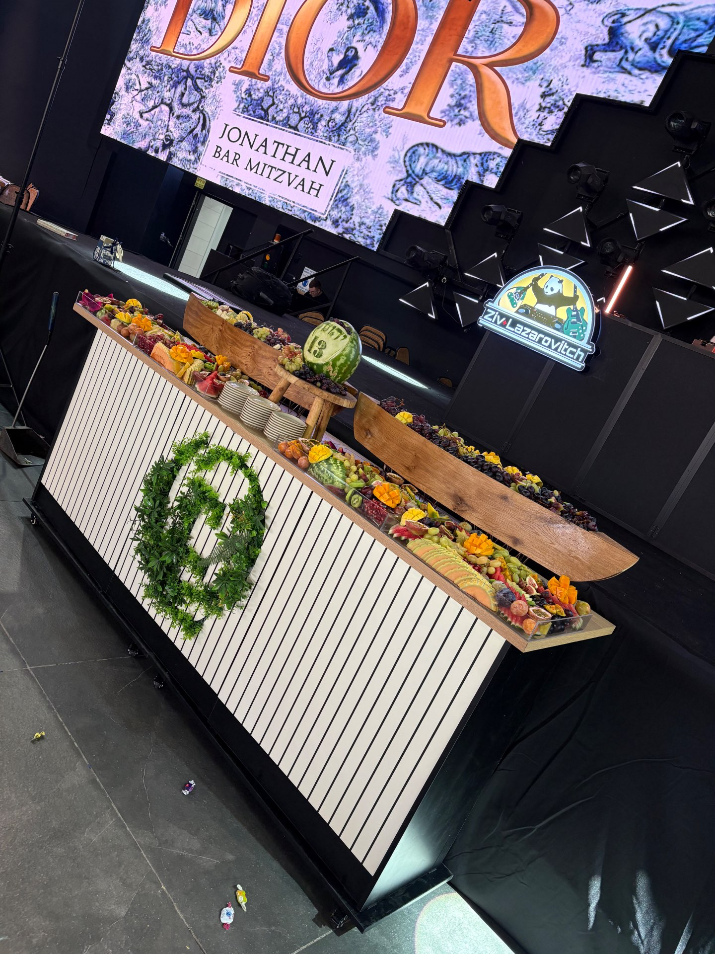 בר פירות מעוצב 2.8 מטרים.